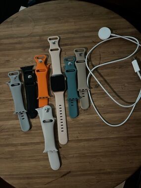 Apple Watch Bundle ⌚ + Charger + 7 Extra Bands